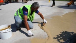 BAYRAKLI'DA PARKLARA KAUÇUK ZEMİN