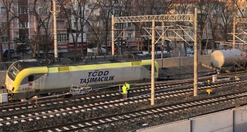 Ankara'da yakıt yüklü tren raydan çıktı